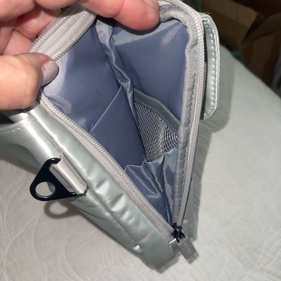 IHKWIP XL EVERYDAY ESSENTIALS CROSSBODY WITH TWO STRAPS METALLIC SILVER - Picture 6 of 12